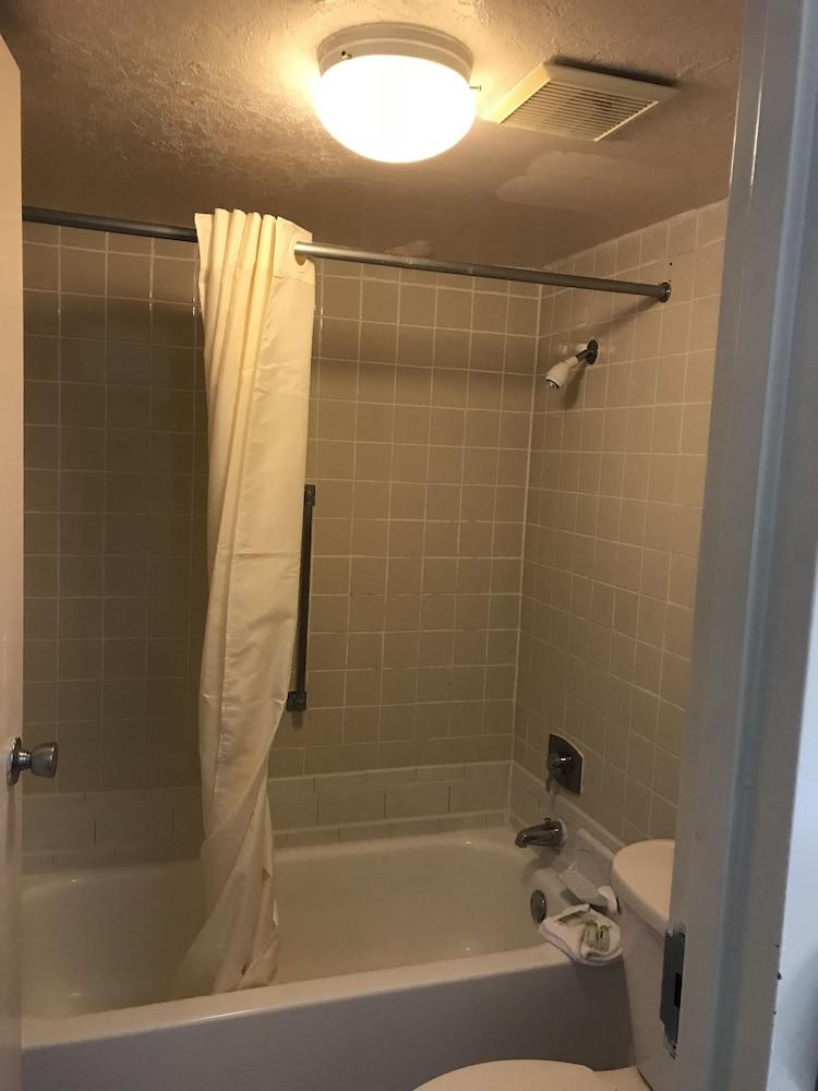 Quality Tampa Hotel 2*