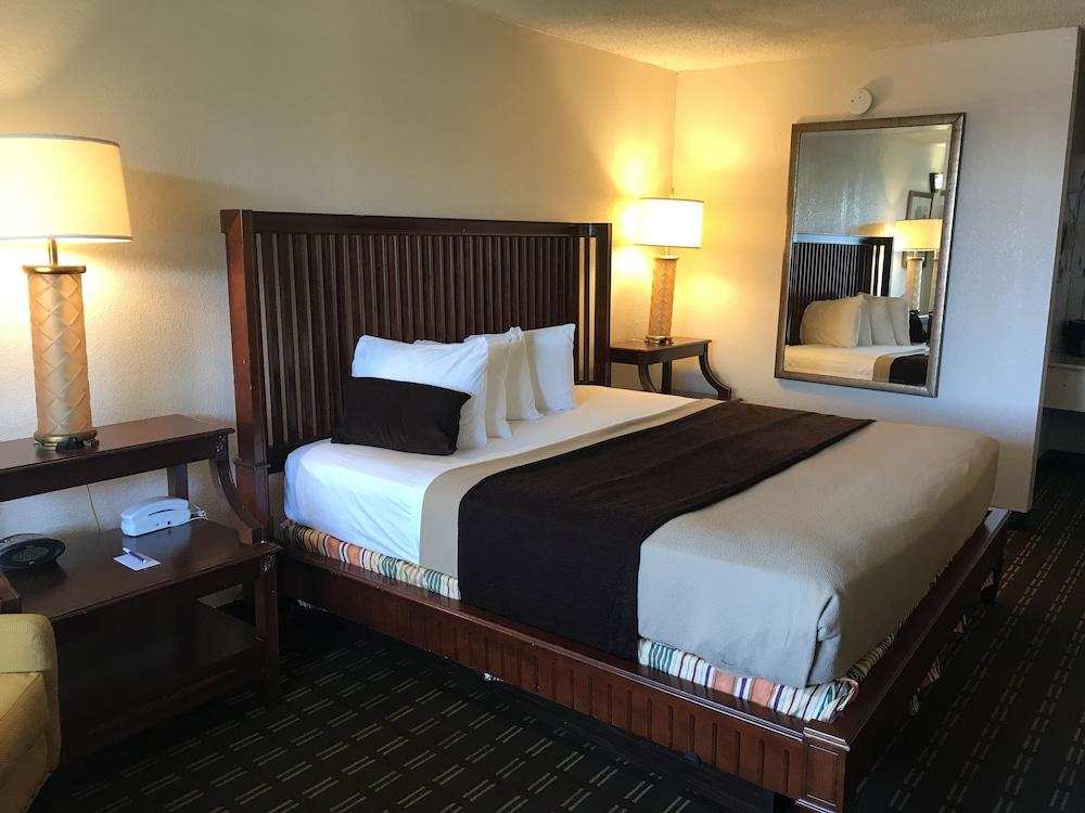 Quality Tampa Hotel 2*
